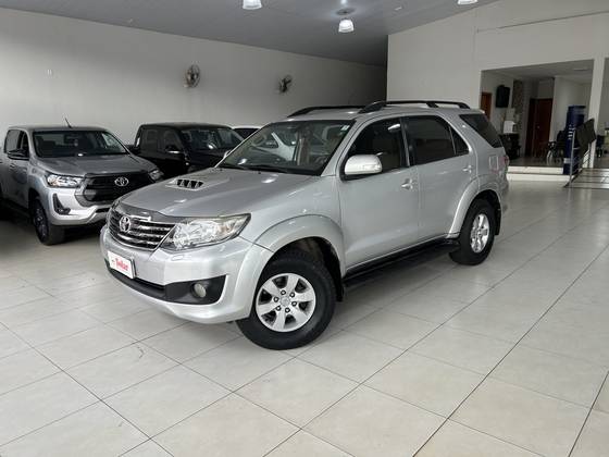 TOYOTA HILUX SW4 3.0 SRV 4X4 7 LUGARES 16V TURBO INTERCOOLER DIESEL 4P AUTOMÁTICO TOYOTA HILUX SW4 3.0 SRV 4X4 7 LUGARES 16V TURBO INTERCOOLER DIESEL 4P AUTOMÁTICO